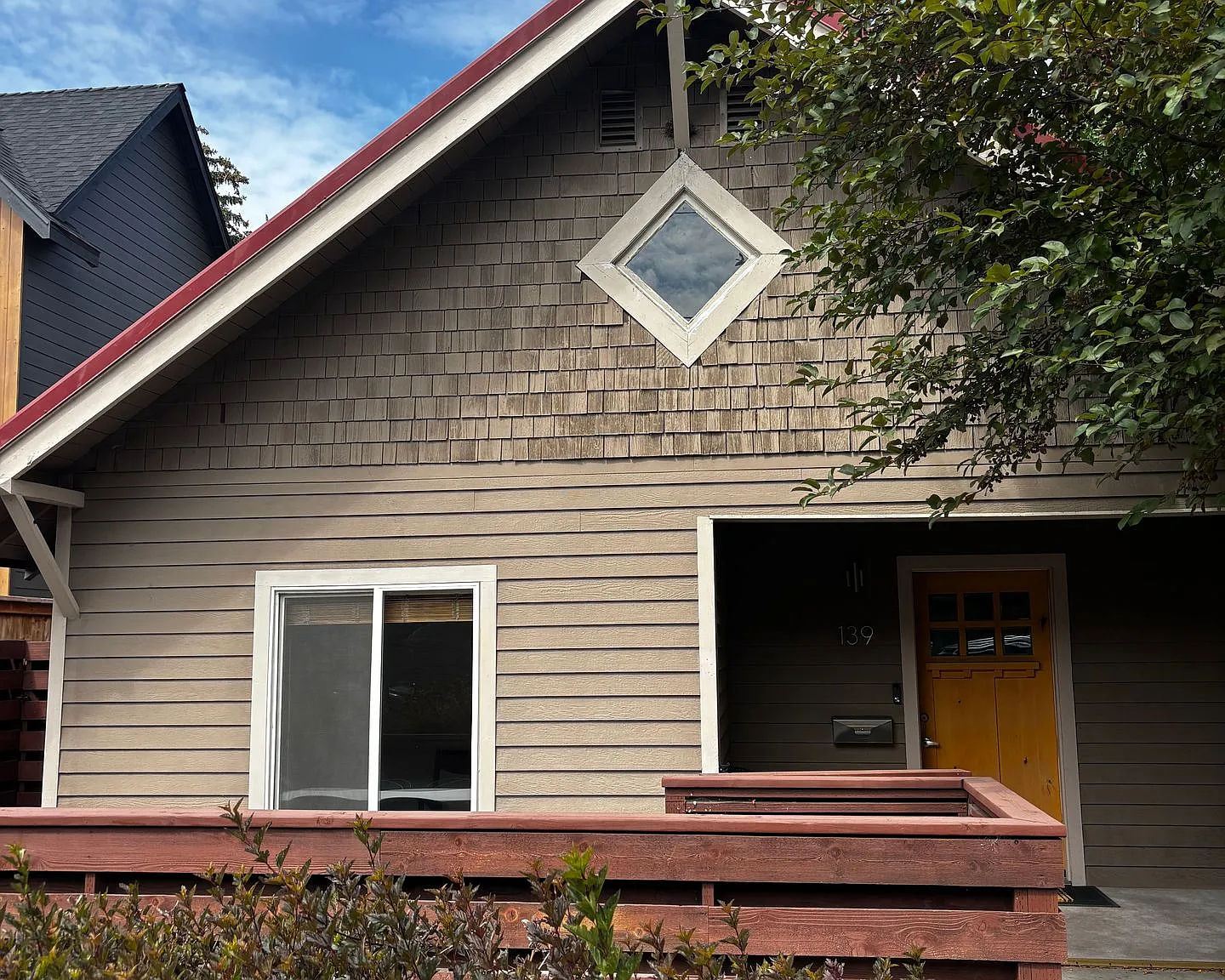 Ideal Duplex on NW Broadway with Parking — Photo 1