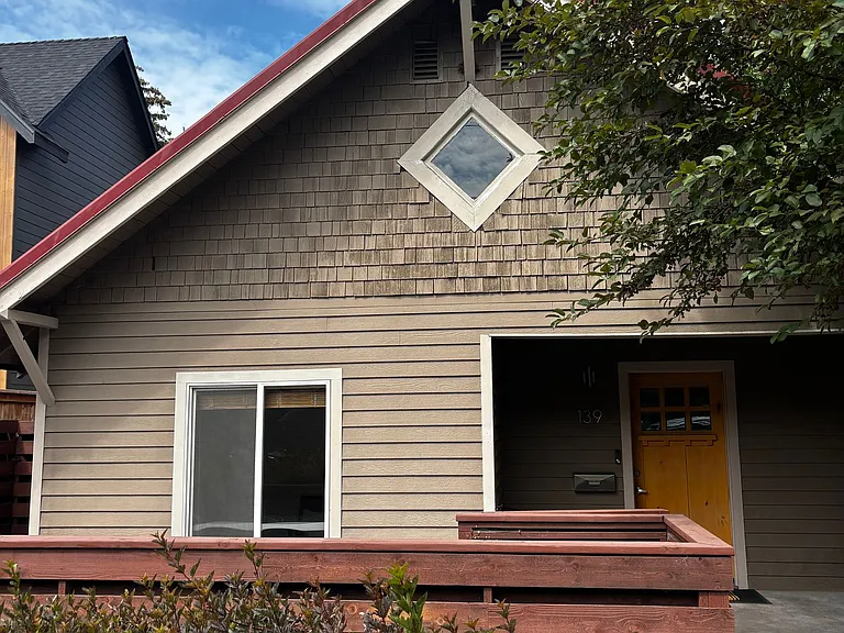 139 NW Broadway St — Photo 1