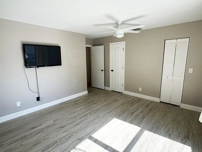 321 Sandtree Dr — Photo 7