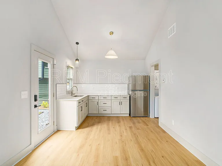 1081 Hill St SE #E — Photo 13