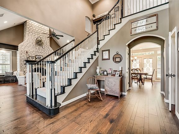 3rd image of 3325 Creek Rd