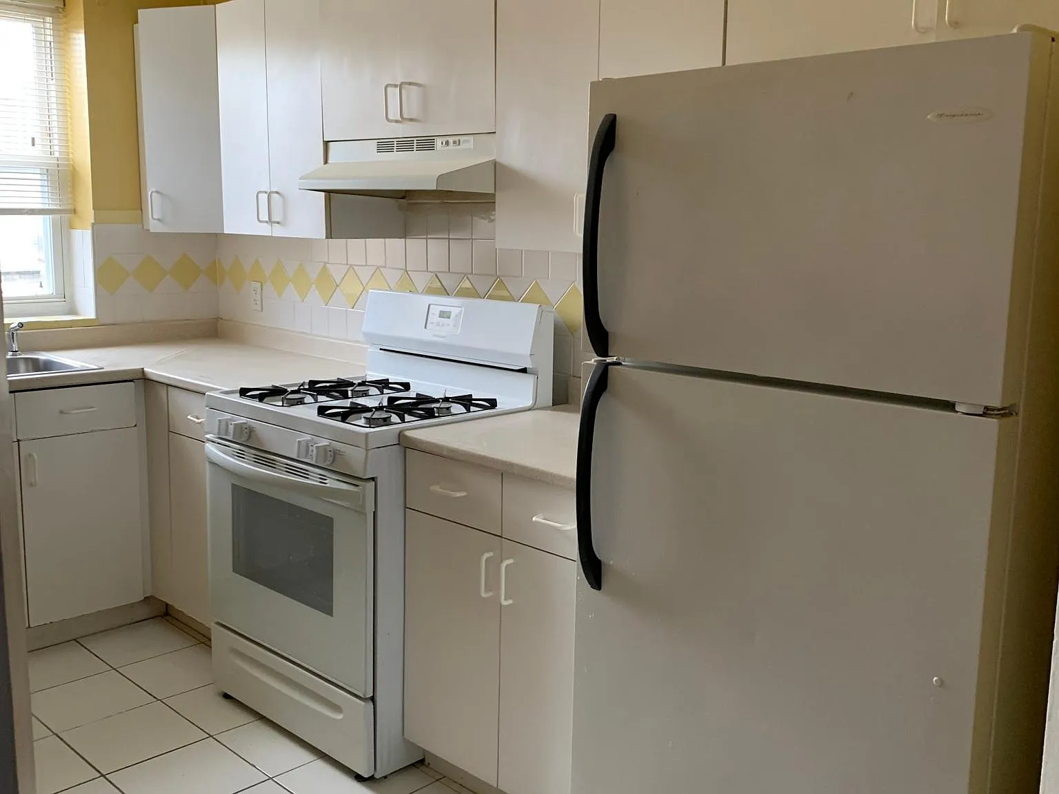 4 bed, 1100 sqft, $4,100 — Photo 3