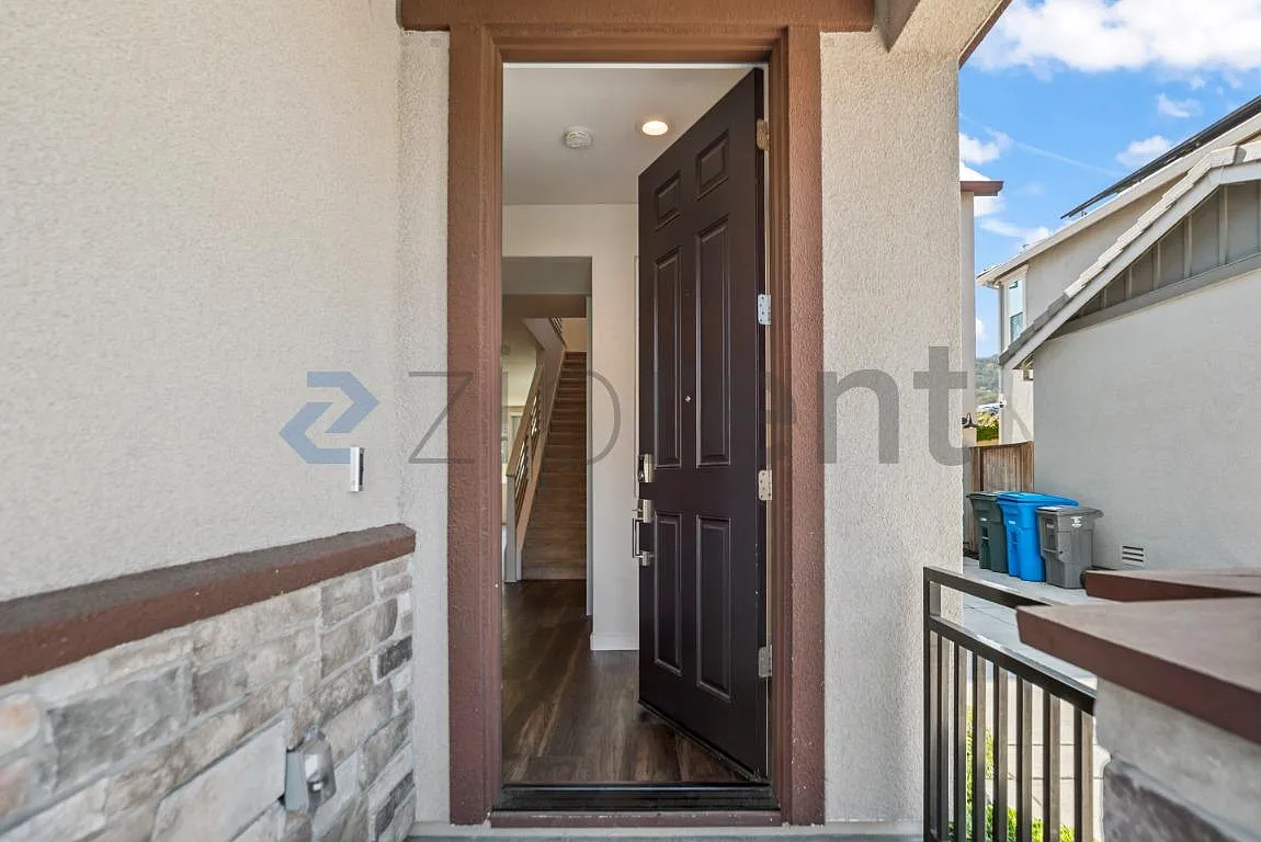 4 bed, 1953 sqft, $4,700 — Photo 3