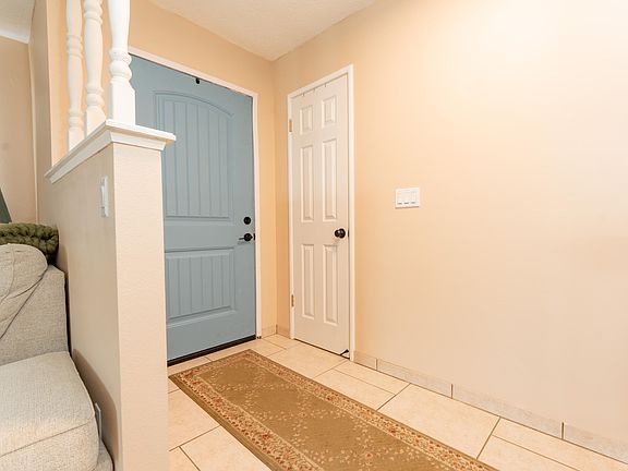 3rd image of 690 W Magnolia Avenue