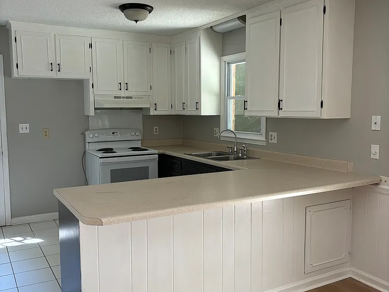 942 Ivy Ln — Photo 4