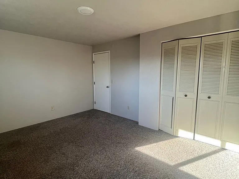 329 S 40th Pl #B — Photo 11