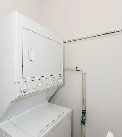 2322 N Southport Ave #G — Photo 2