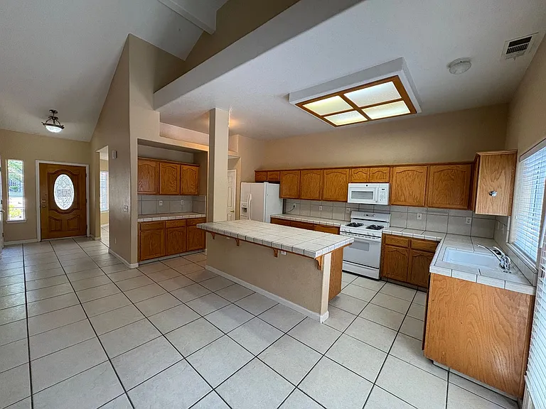 703 W Russell Ave — Photo 22