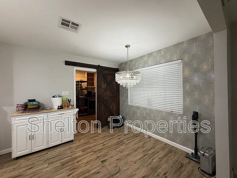 2514 E Fairmount Ave — Photo 3