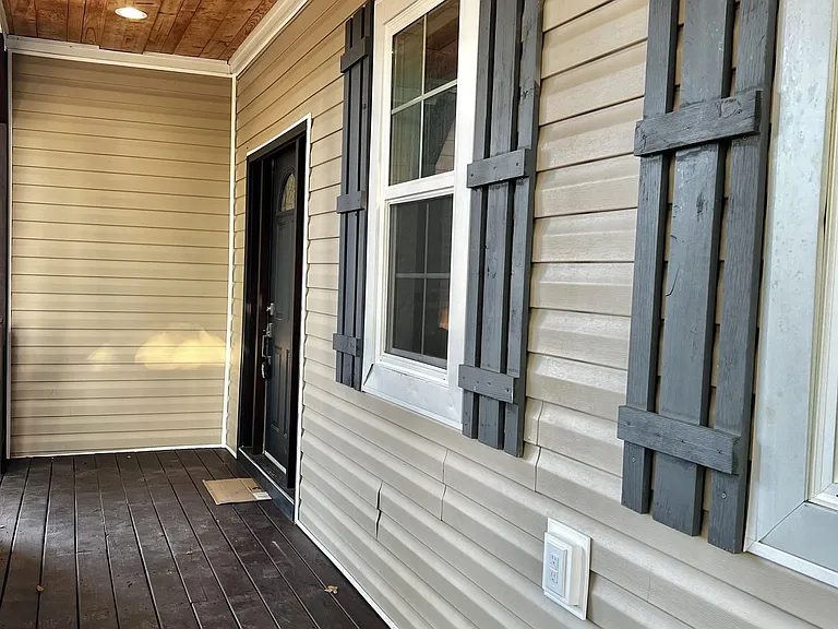 947 Clark St — Photo 3
