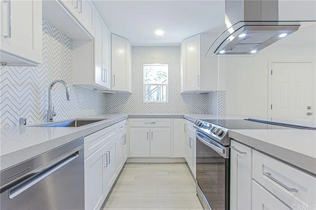 Building Photo - 414 N Clark St #E