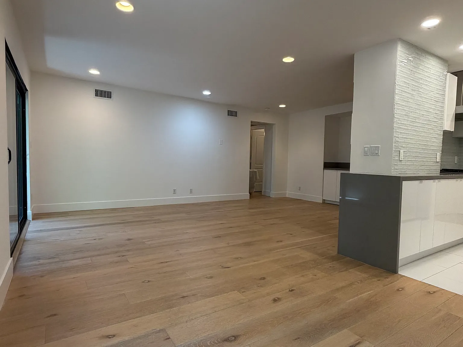 2 bed, 1200 sqft, $4,200 — Photo 4