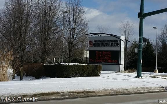 5th image of 46045 Grand River Ave