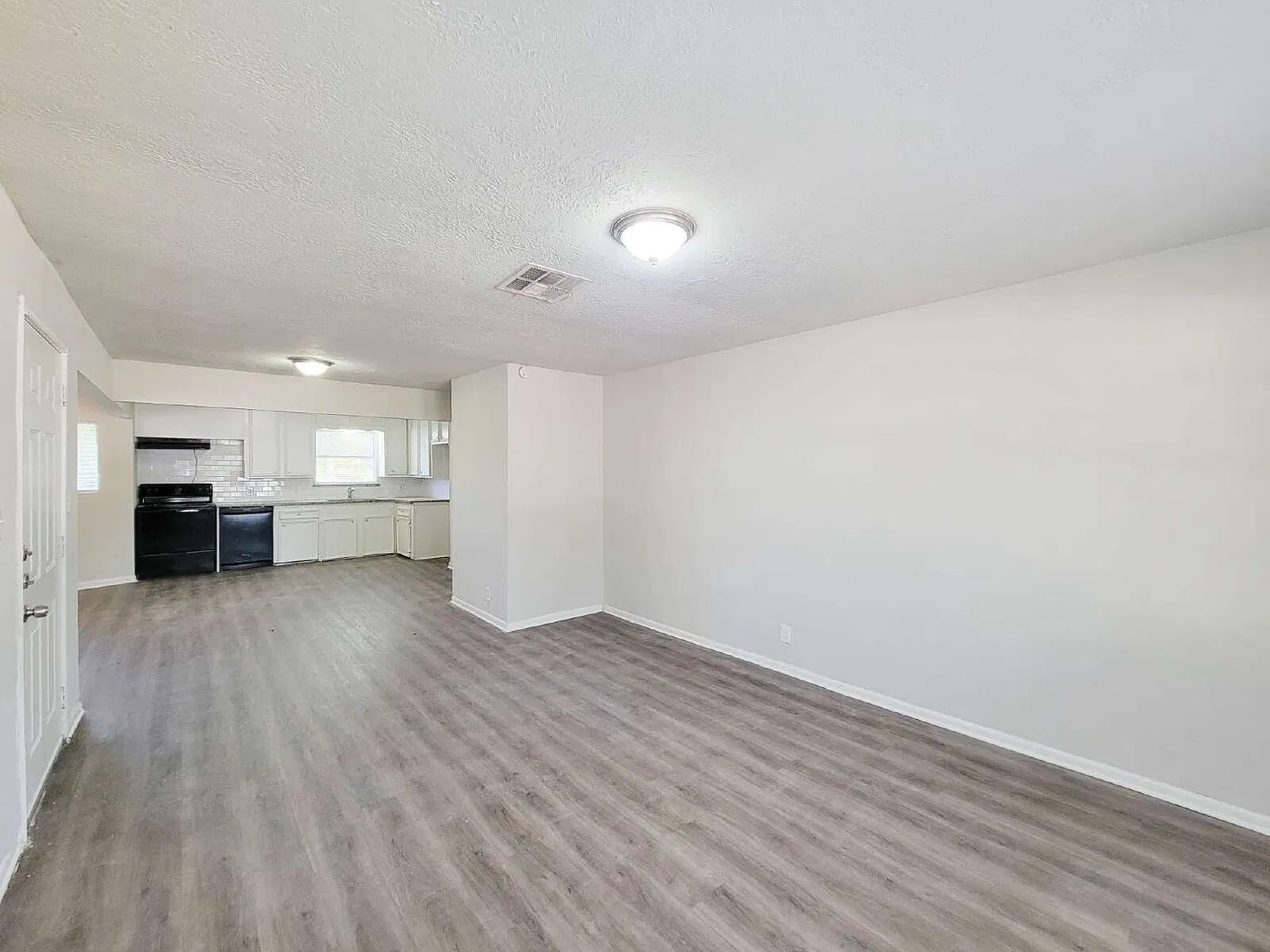 3 bed, 1.0 bath, 1046 sqft, $1,095 — Photo 4