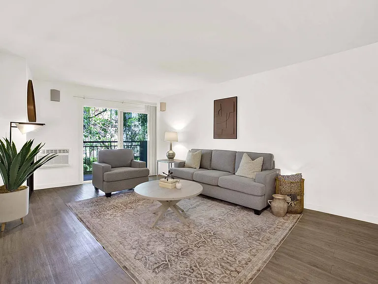 Westwood Riviera Apartments — Photo 23