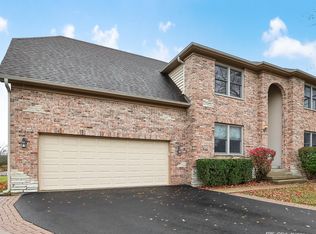 12 Park Place Cir, Hawthorn Woods, IL 60047