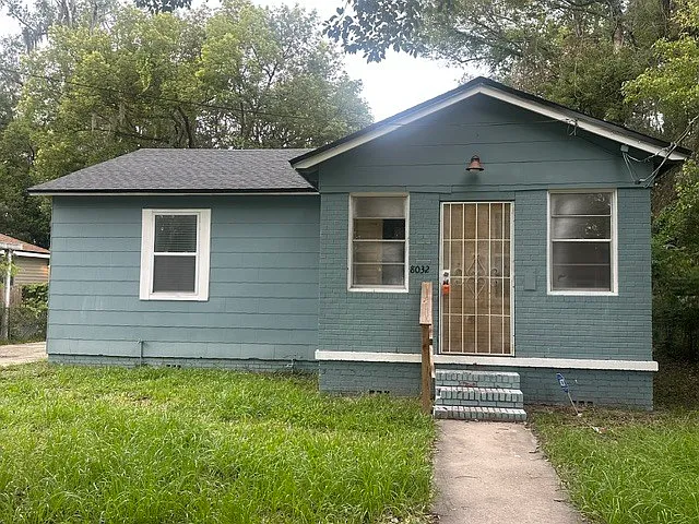 8032 Lexington Dr — Photo 1
