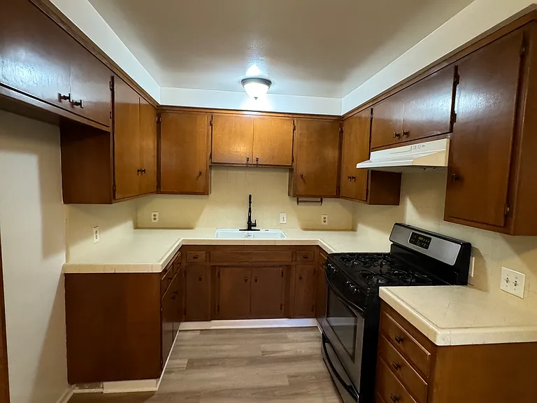 423 E Cedar Ave #C — Photo 11