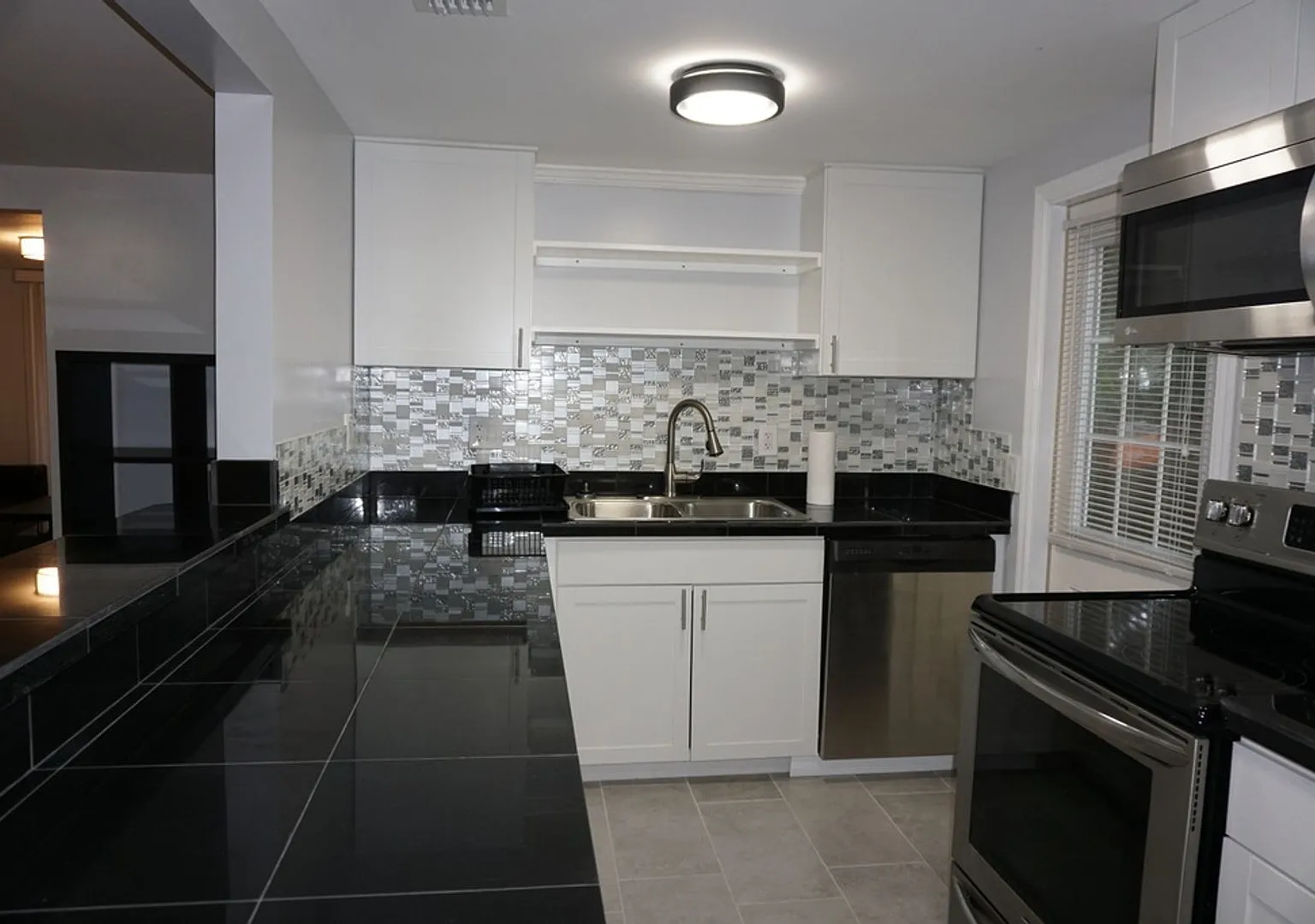 Gorgeous 4 Bedroom 2 Bathroom Cottage Style Home Located In The Heart Of Sarasota! — Photo 3