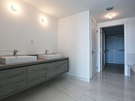 5th image of 400 Sunny Isles Blvd #806