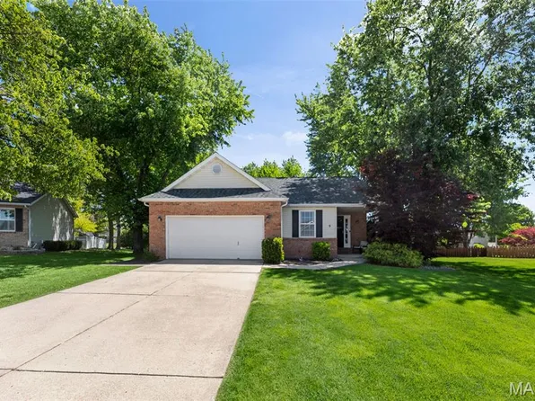 9 Jennifer Dr, Glen Carbon, IL 62034