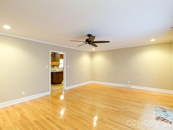 4th image of 4193 Walker Rd