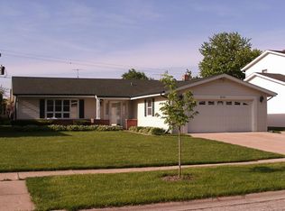 1835 W Thornwood Ln, Mount Prospect, IL 60056