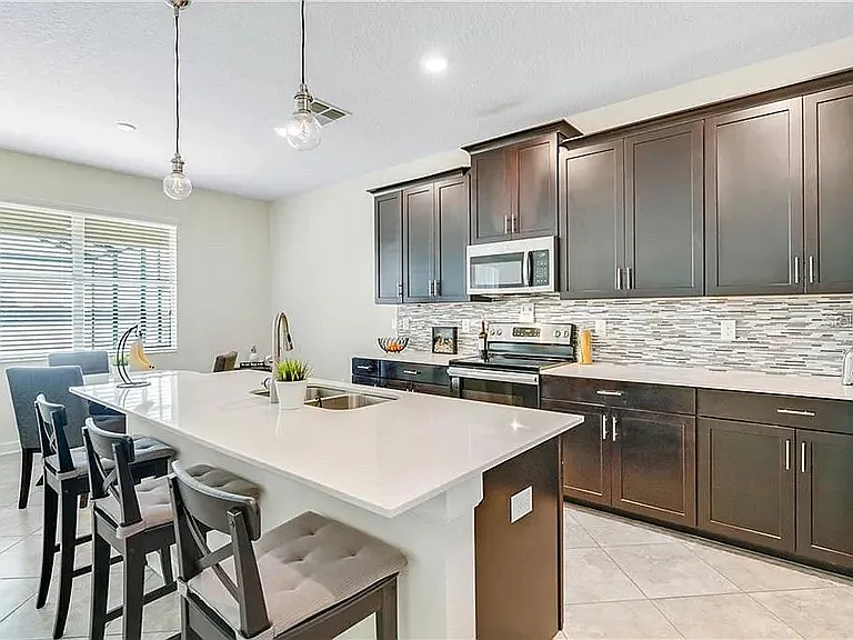 4 bed, 2600 sqft, $2,800 — Photo 3