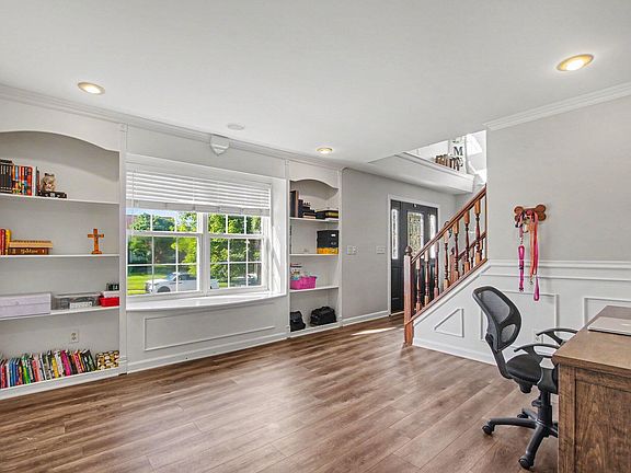 4th image of 1612 Creekview Dr