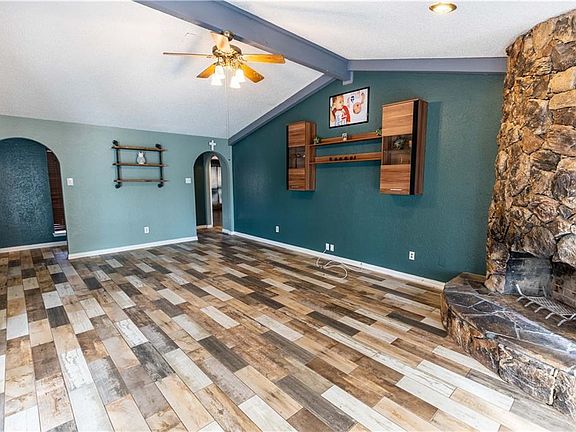 5th image of 902 Venice Cir