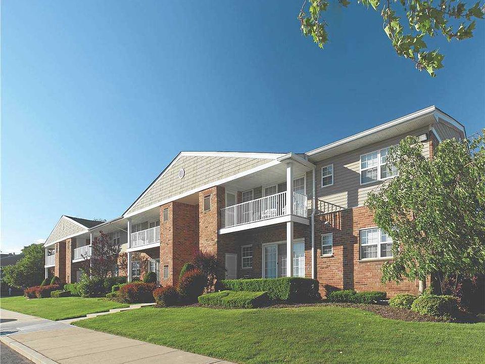 1st image of 90 Westwood Dr APT 204