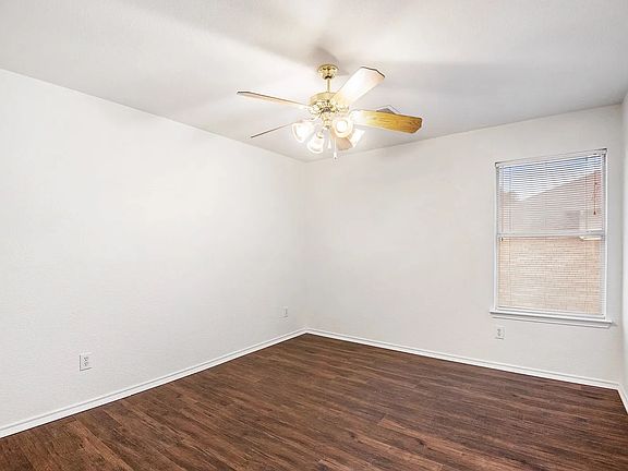 3rd image of 302 Londonderry Ln