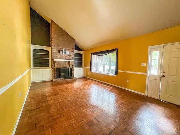 3rd image of 121 Brookwood Ln