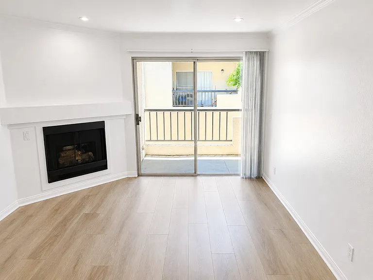 5525 Canoga Ave #209 — Photo 2