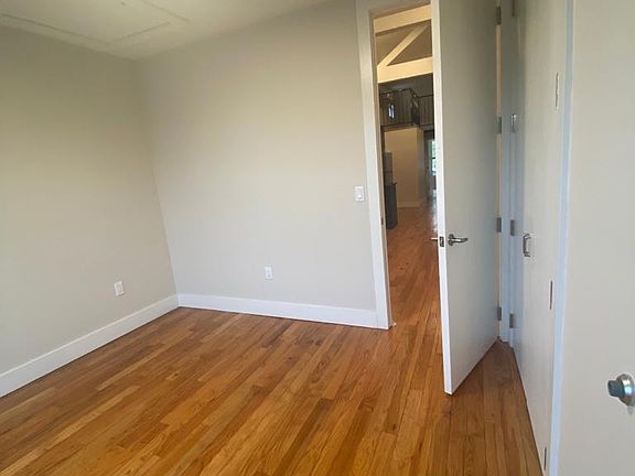 4th image of 152 Boyd Ave