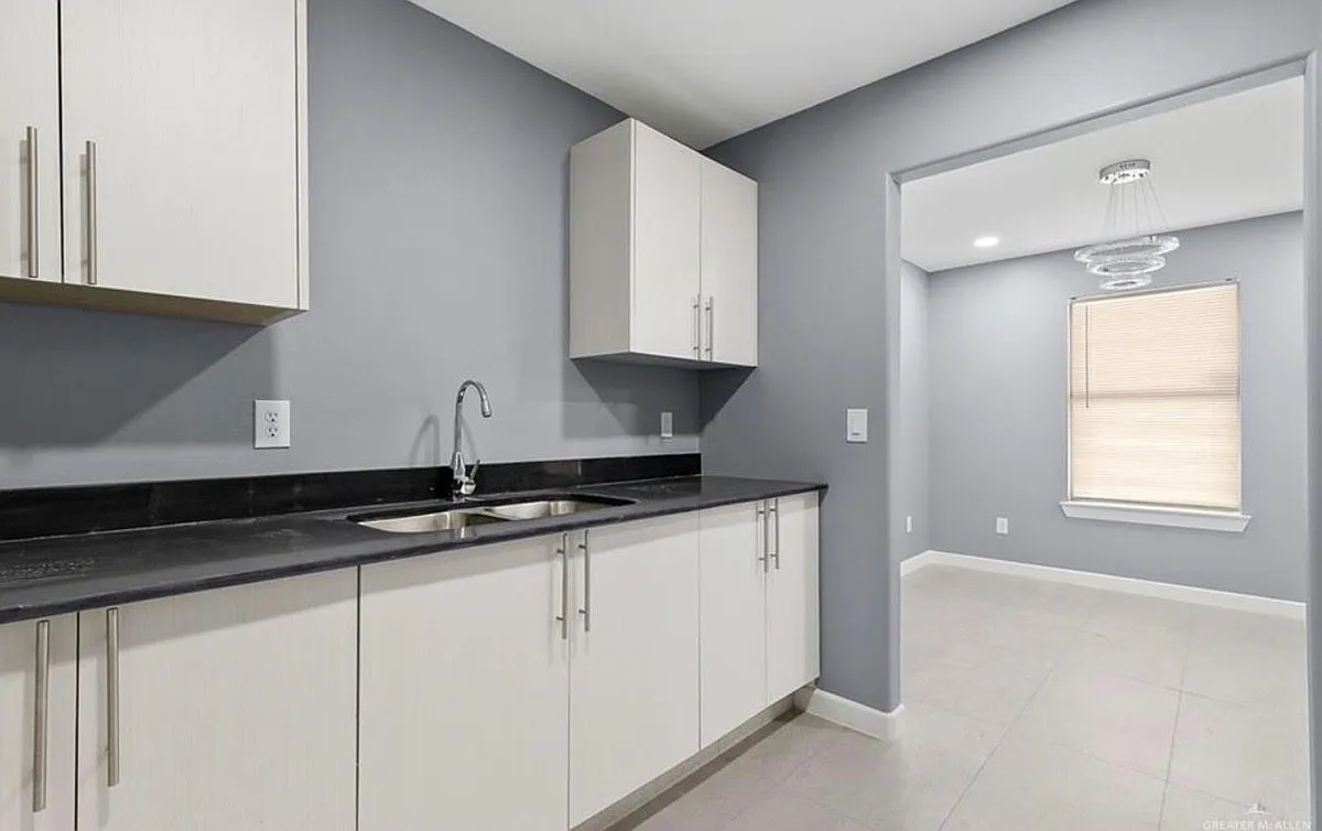 Building Photo - 1421 W Harrison Ave #6