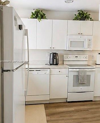 4th image of 634 SW 2nd Pl