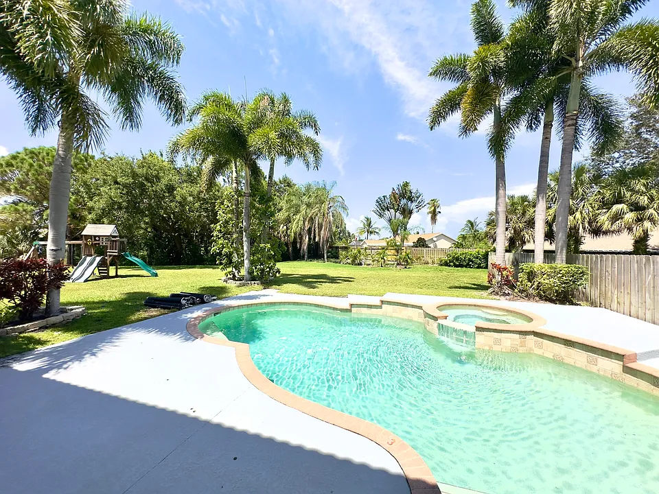 1118 Fosters Mill Dr