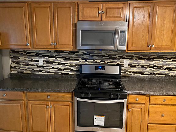 3rd image of 811 W 7th St