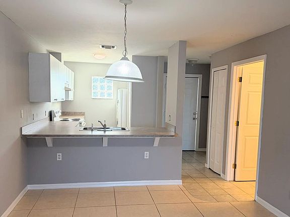 2nd image of 721 SW 36th St #201