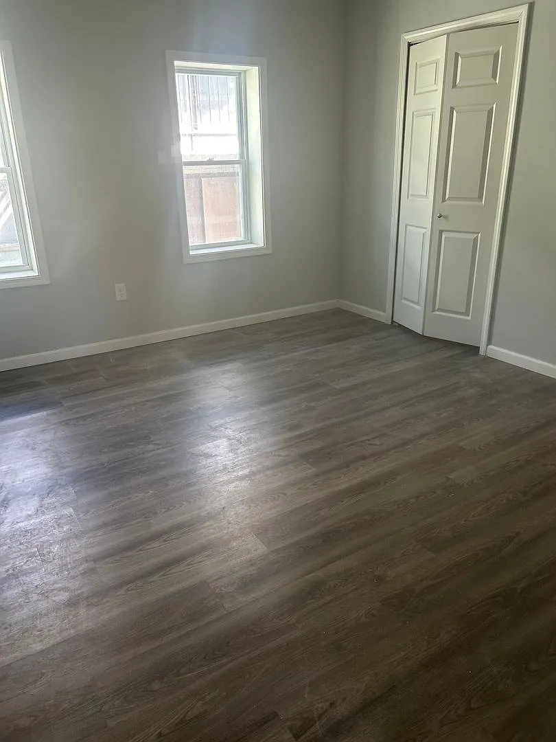 E. 185/Lake Shore 1 Bedroom *1/2 Off Security Deposit Special* — Photo 3