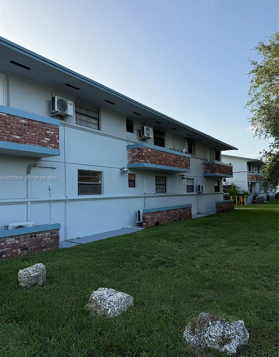 Ludlam Gardens Condo — Photo 2