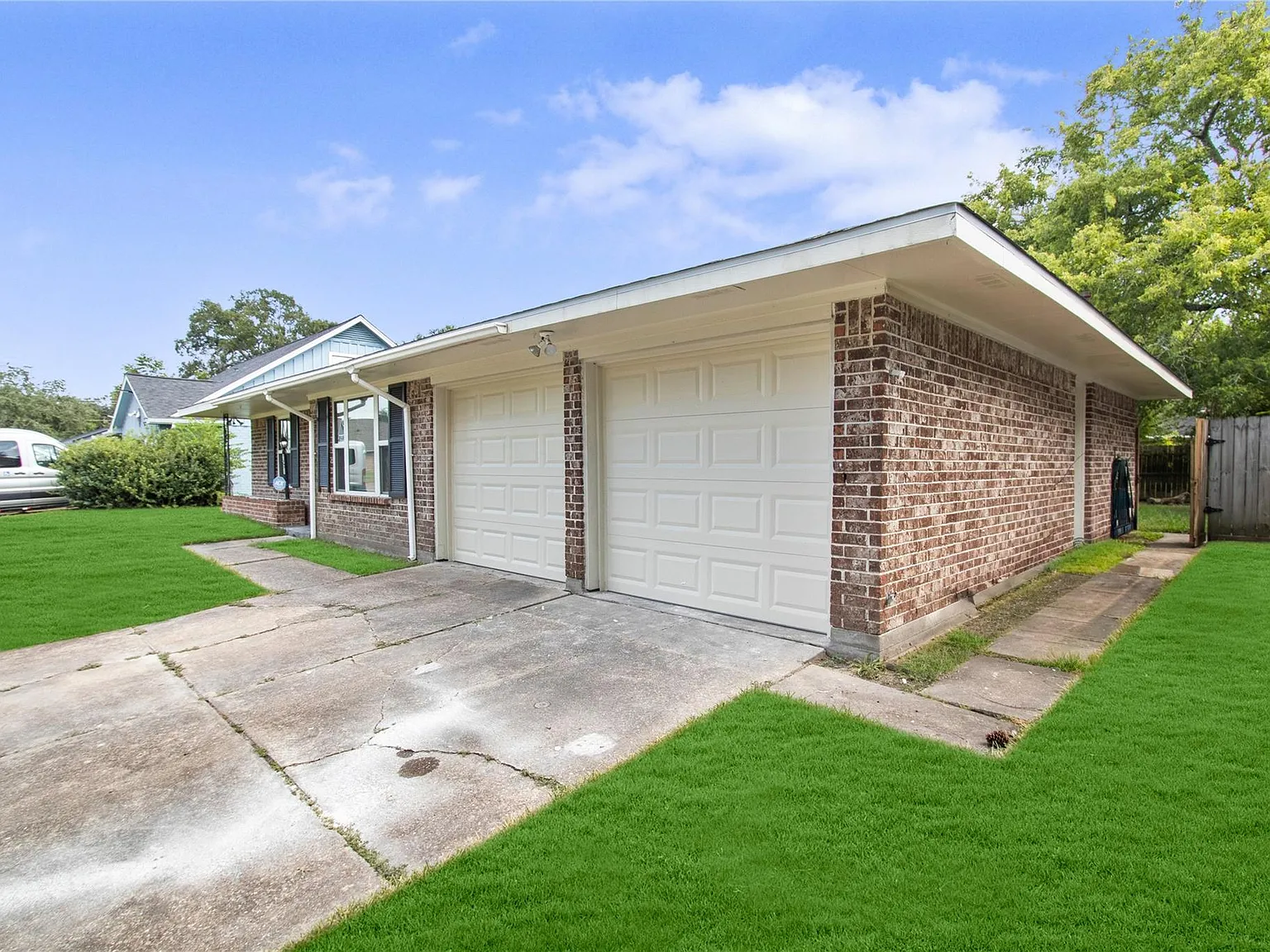 3 bed, 2.0 bath, 1434 sqft, $2,050 — Photo 3