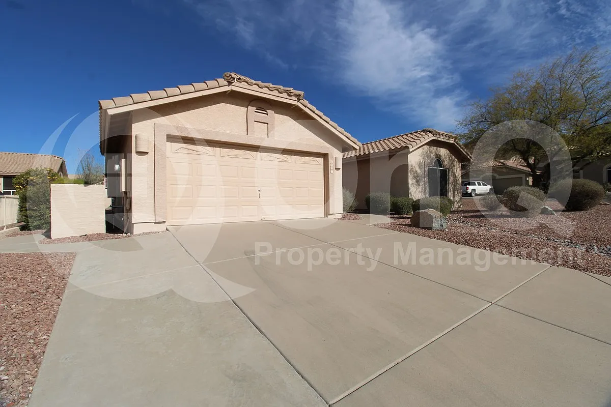 3 bed, 2.0 bath, 1952 sqft, $1,835 — Photo 2