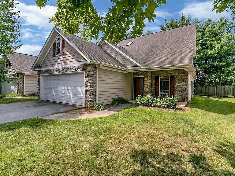 857 W Pointe Dr — Photo 2