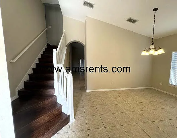 4 bed, 2.5 bath, 2344 sqft, $2,600 — Photo 4