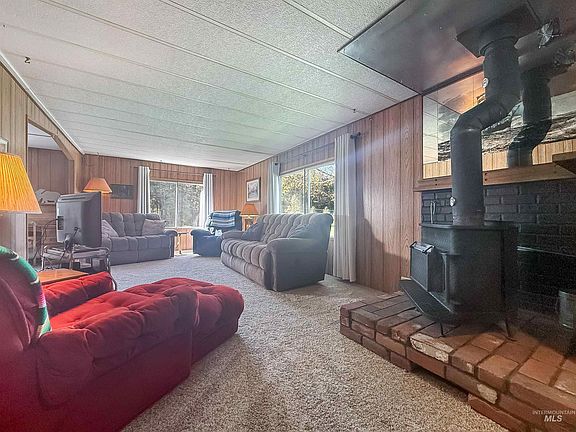 3rd image of 1226 Larson Rd