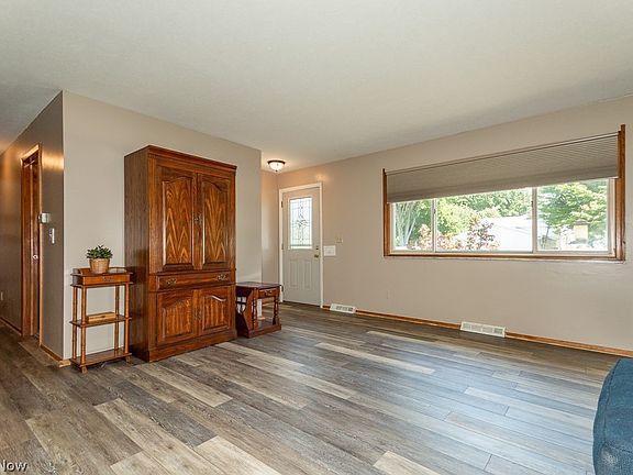 4th image of 35325 Grovewood Ave