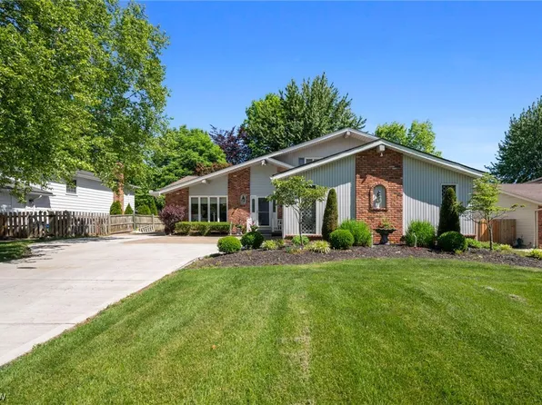 201 Melbourne Dr, Brunswick, OH 44212