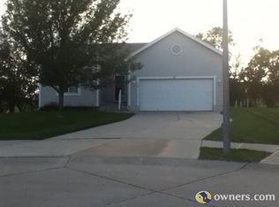 1119 Woodview Cir, Papillion, NE 68046